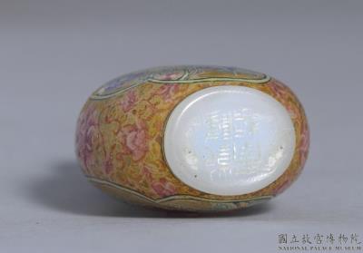 图片[3]-Glass-body painted enamel snuff bottle with the three flowers of autumn on a golden background, Qing dynasty, Qianlong reign (1736-1795)-China Archive